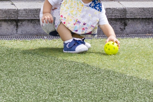 ボール遊びをする幼児