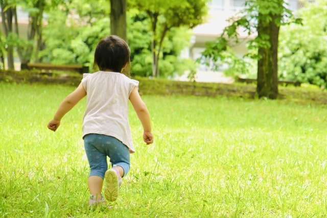 芝を走る子供